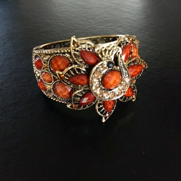 Jewelry - ** Gold tone bird bracelet